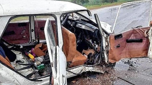 Por la importancia del accidente, los bomberos debieron cortar el Renault 12.