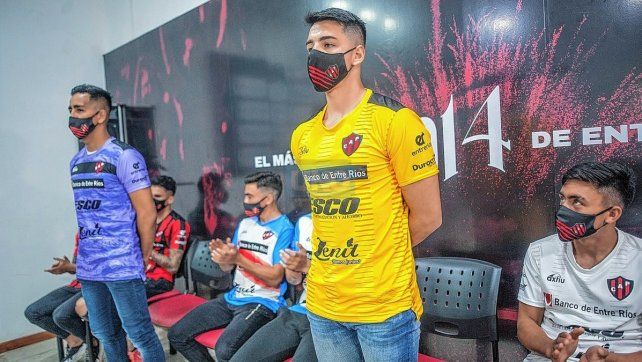 Matías ibáñez y Franco Rivasseau, con la indumentaria que identifica a los arqueros de Patronato.