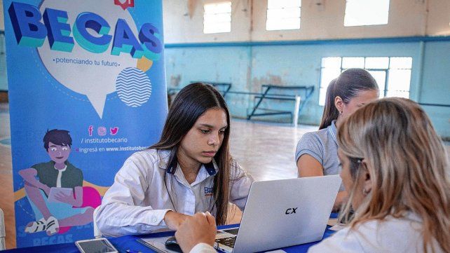 El Gobierno otorgó más de 20.000 becas secundarias en lo que va del año.