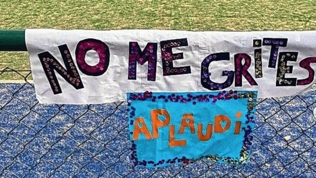 Carteles. Realizados por las niñas para concientizar a los papás que asisten a los partidos.