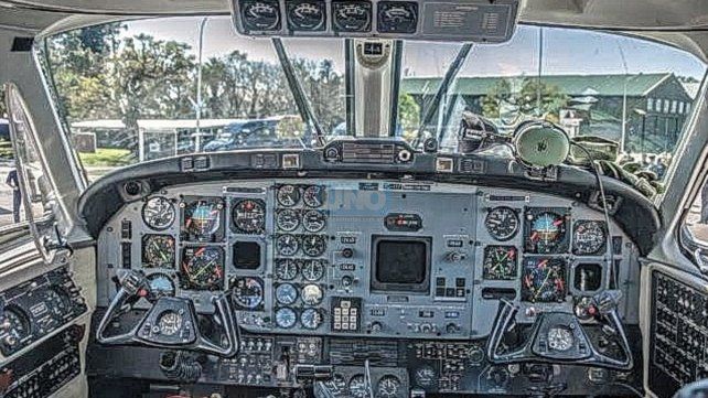 Cabina del avión Beechcraft TC-12B Hurón