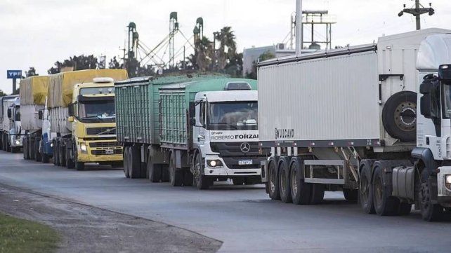 Alertan impacto en transporte de granos por protestas en rutas Alertan impacto en transporte de granos por protestas en rutas