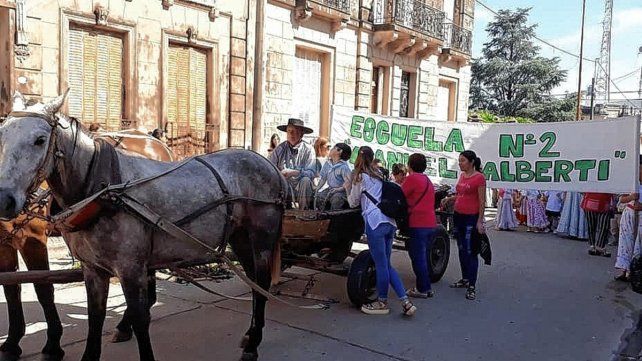 Con su carro. Pichi Muñoz era parte de la caminata de la tradición que organiza la escuela en el mes de noviembre.