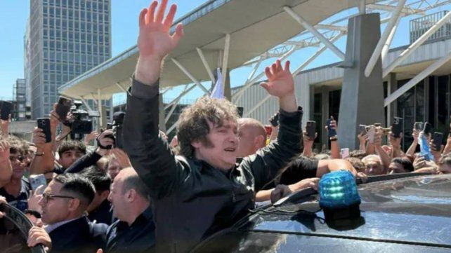 Los disturbios en la peatonal de Santa Fe obligaron a Javier Milei a cambiar su agenda Los disturbios en la peatonal de Santa Fe obligaron a Javier Milei a cambiar su agenda