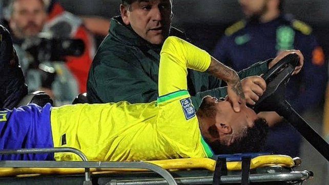 Neymar sufrió una rotura de ligamento cruzado anterior. Neymar sufrió una rotura de ligamento cruzado anterior.