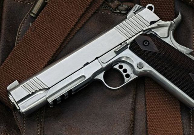 Gilt defiende el derecho que tienen los ciudadanos en Estados Unidos a portar armas de fuego. Foto: BBC Gilt defiende el derecho que tienen los ciudadanos en Estados Unidos a portar armas de fuego. Foto: BBC