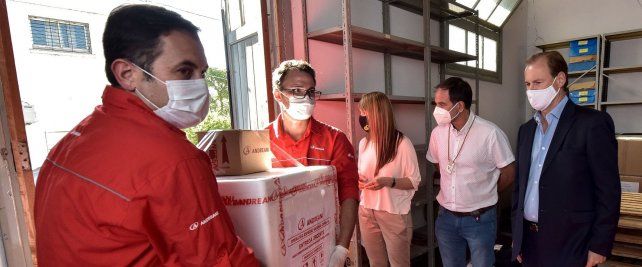 El gobernador en la llegada de las primeras 5.000 vacunas contra el coronavirus para Entre Ríos.