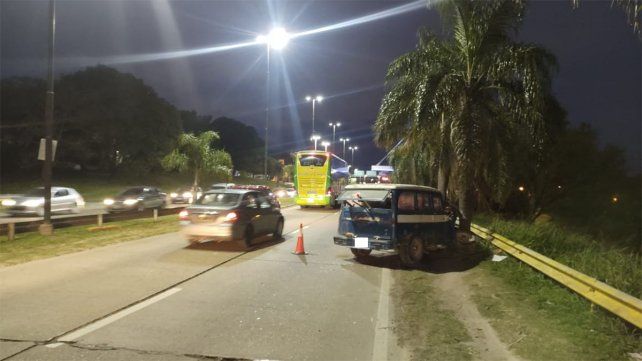 Un hombre circulaba junto a su familia en una estanciera por avenida Uranga de Paraná. Al vehículo se le salió la rueda delantera. Fueron hospitalizados