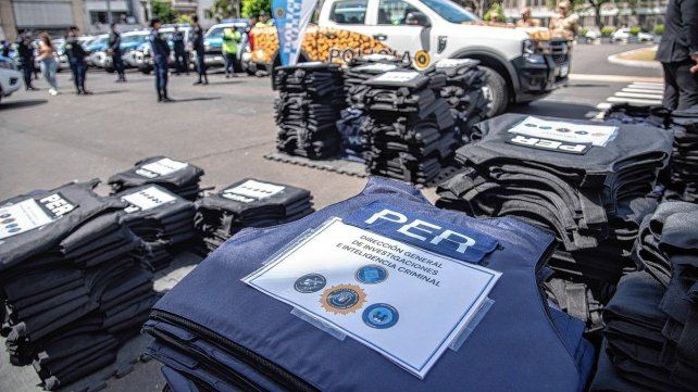 Histórica entrega de 1.300 chalecos antibalas para la Policía entrerriana. Histórica entrega de 1.300 chalecos antibalas para la Policía entrerriana.