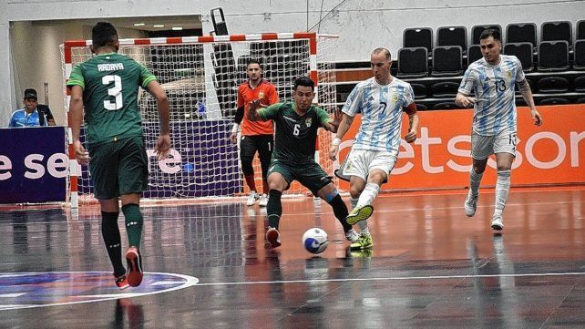 Argentina derrotó 2 a 1 a Bolivia en el inicio de la Copa América de Futsal en Paraguay.