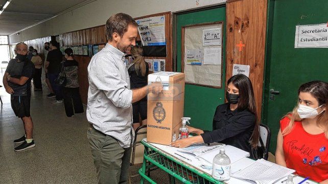 Juan Manuel Rossi, emitió su voto en la escuela Arturo Jauretche de Paraná