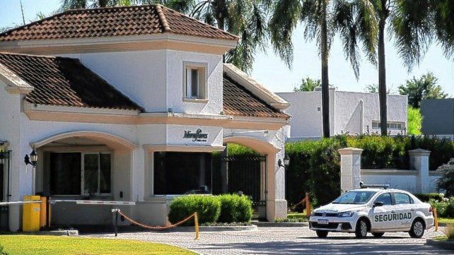 Personal de seguridad del country Funes Hills Miraflores encontró un cartel dirigido a la familia de Di María. Personal de seguridad del country Funes Hills Miraflores encontró un cartel dirigido a la familia de Di María.