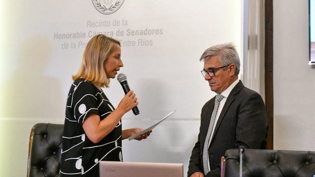 Rubén Dal Molín, vicepresidente segundo del Senado, presta juramento.