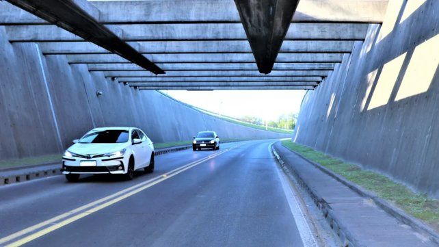 Vehículos que salen de Entre Ríos: el Túnel creció 0,32% y Victoria-Rosario aumentó 78%.