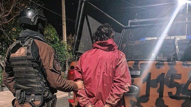 El muchacho fue arrestado tras hurtar elementos de un auto y arrojarlos cuando vio a la policía.