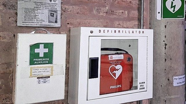 Indispensable. En la Argentina, los escasos DEA suelen estar en algunos lugares públicos y existen aplicaciones –poco conocidas- para saber su ubicación mediante los teléfonos móviles.