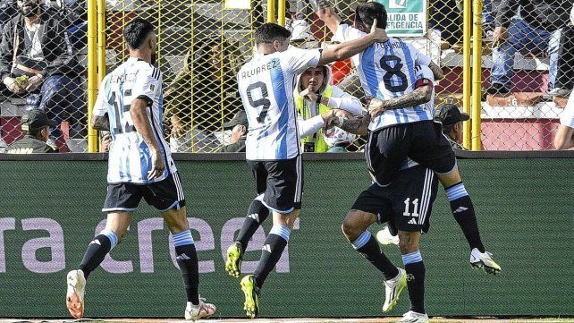 Argentina celebrando el primer gol en los pies de Enzo Fernández. Argentina celebrando el primer gol en los pies de Enzo Fernández.