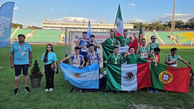 Juan Ignacio Eihhorst, en el podio junto al resto de los integrantes del equipo argentina que conquistó el segundo puesto en la posta 4x100 metros. Juan Ignacio Eihhorst, en el podio junto al resto de los integrantes del equipo argentina que conquistó el segundo puesto en la posta 4x100 metros.