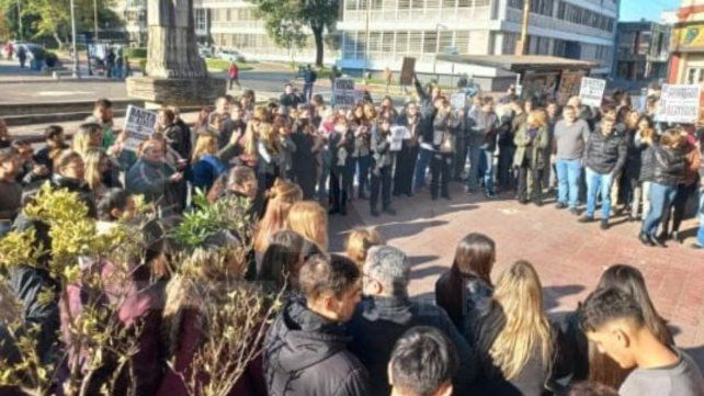 Continúan las manifestaciones y reclamos por recortes en CGE y Casa de Gobierno. Hubo un abrazo simbólico al Consejo de Educación como parte de las medidas Continúan las manifestaciones y reclamos por recortes en CGE y Casa de Gobierno. Hubo un abrazo simbólico al Consejo de Educación como parte de las medidas