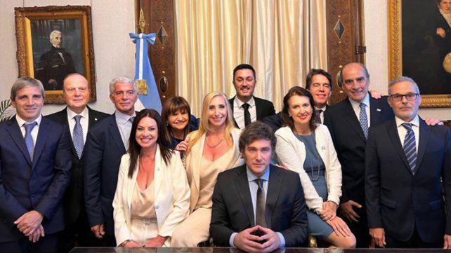 Juraron los nueves ministros de Javier Milei. Juraron los nueves ministros de Javier Milei.