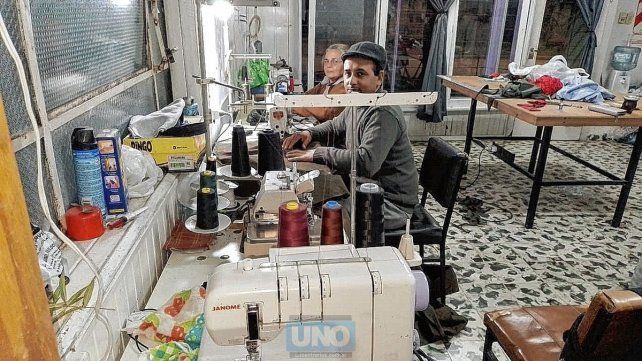 Marcos dejó las rudimentarias tareas de campo y le pidió a su mamá modista que le enseñe el oficio para poder progresar