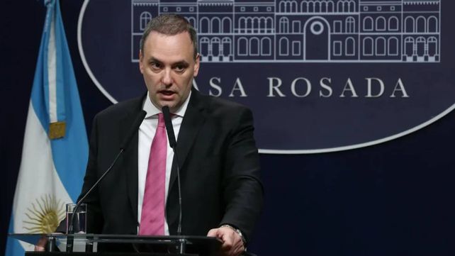 Manuel Adorni: Manuel Adorni: