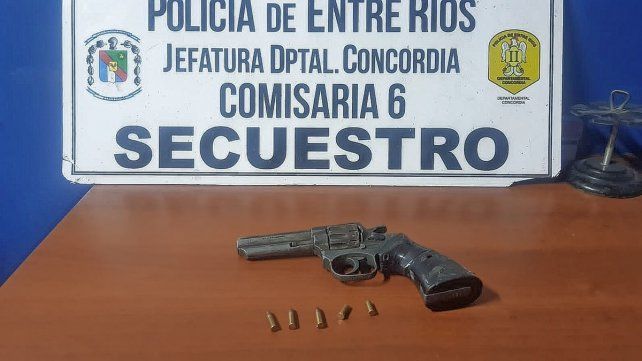 La Policía secuestró el arma y como consecuencia del proceimiento en Concordia una agente sufrió lesiones.