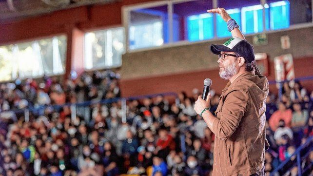 Convocatoria. En cada charla que brinda el actor, son muchos los jóvenes asistentes que escuchan su relato personal.