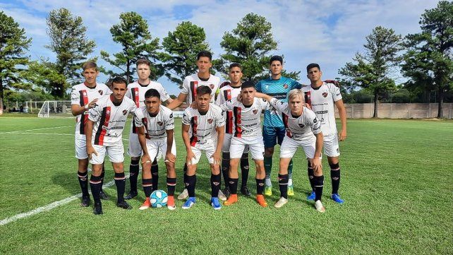 La formación inicial que salió a jugar este viernes en el predio La Capillita.