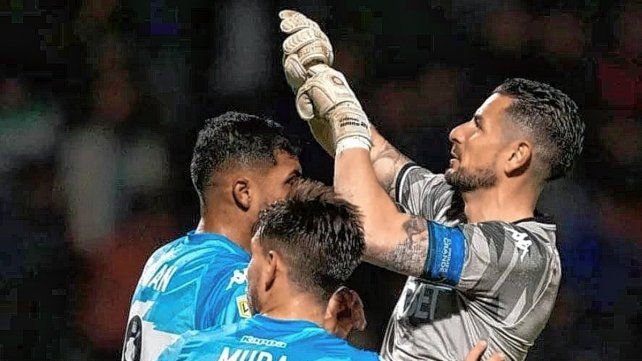 Gabriel Arias fue protagonista por realizarle gestos a la hinchada del Calamar