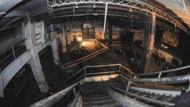 El 30 de diciembre de 2004 una bengala prendida durante el show de Callejeros en el boliche República de Cromañón provocaron la muerte de 194 personas. El 30 de diciembre de 2004 una bengala prendida durante el show de Callejeros en el boliche República de Cromañón provocaron la muerte de 194 personas.