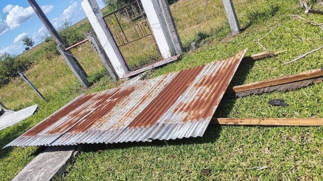 Las chapas del techo de la Escuela Rural N° 33 de Colonia San Justo volaron pro los campos Las chapas del techo de la Escuela Rural N° 33 de Colonia San Justo volaron pro los campos