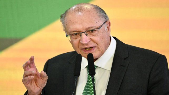 El vicepresidente de Brasil cuestionó a Milei y dijo que sus ataques "perjudican a la Argentina"