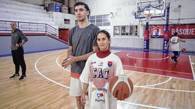 El proyecto Sembrando Huellas que encabeza el jugador Lisandro Ruiz Moreno convocó a jóvenes y adultos de Apana para participar de un entrenamiento de un equipo profesional con jugadores y staff técnico de Olimpia como parte del proceso que llevan adelante en la institución para personas con discapacidad.