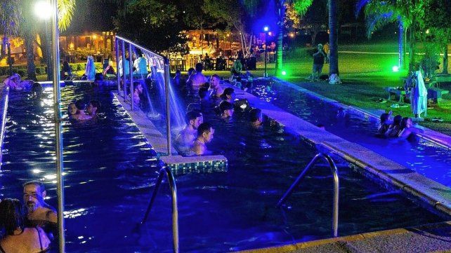 En San josé abren las termas de noche para disfrutar de una experiencia única. En San josé abren las termas de noche para disfrutar de una experiencia única.
