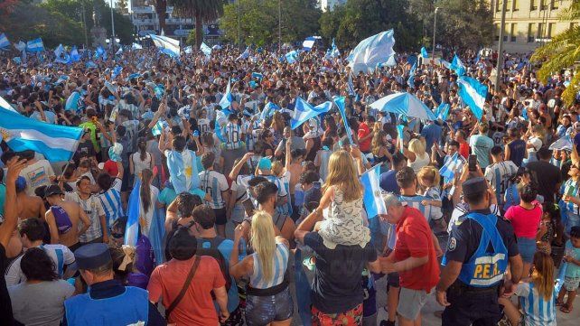 En la Plaza 1° de Mayo se festeja con todo el triunfo ante Croacia.