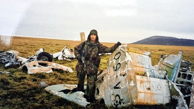 Soldado británico devolvió a la Argentina los restos de un avión derribado en Malvinas