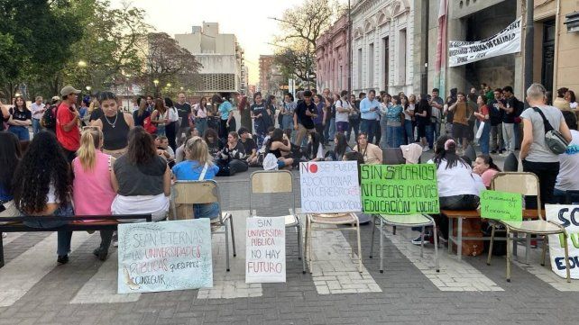 La Facultad de Ciencias de la Educación de la UNER aprobó un plan de lucha sin toma. La Facultad de Ciencias de la Educación de la UNER aprobó un plan de lucha sin toma.