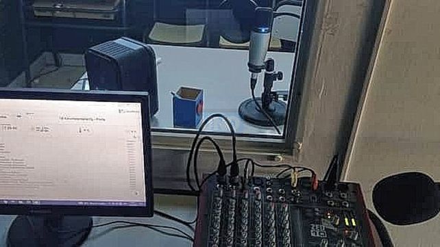 Estudios. Lo que antes era un depósito en el establecimiento educativo, se transformó en el estudio de la radio.
