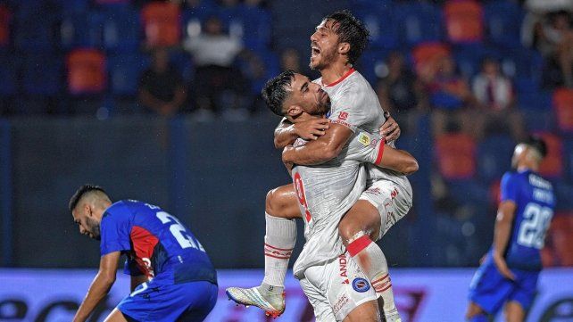 El ex-Patronato Gabriel Ávalos festeja el gol de Argentinos.