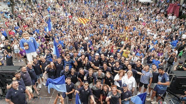 Los jugadores de la UE Santboiana celebraron el título ante sus hinchas.