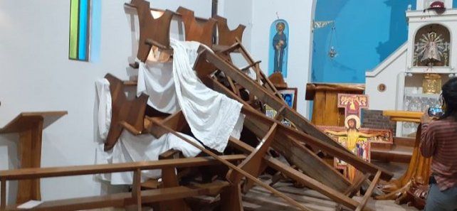 Denuncian que los mapuches rompieron muebles del templo. 