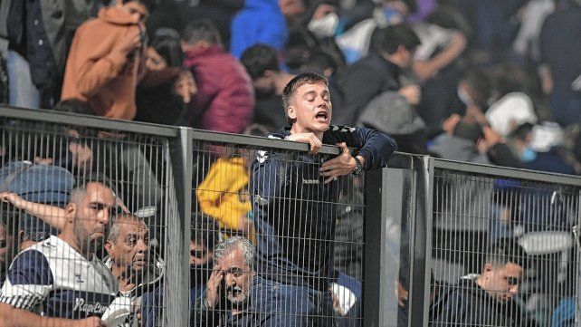El árbitro principal decidió suspender el encuentro entre Gimnasia y Boca por graves incidentes fuera del estadio.