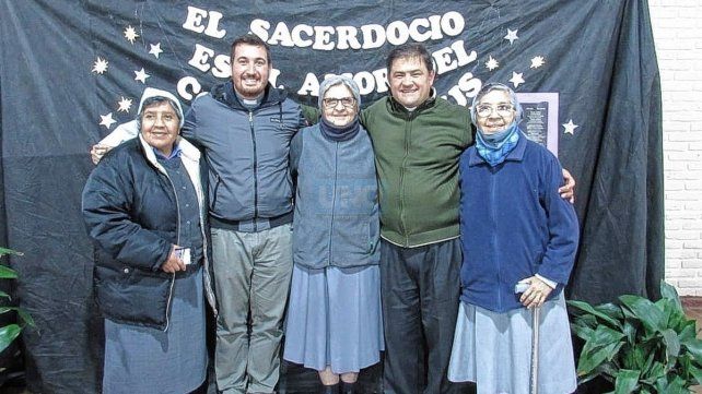 Consagrados. Los sacerdotes de la parroquia junto a las Misioneras Claretianas que se despiden de Paraná.