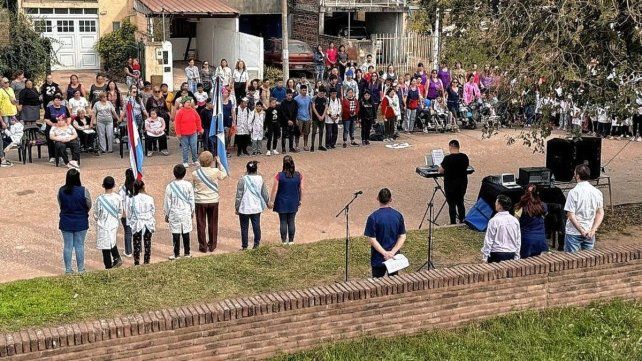 La escuela Integral N° 4 hizo un acto en la calle para conmemorar su 55 aniversario.