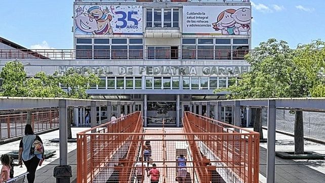 El Garrahan. Atiende anualmente un promedio de 610 mil consultas ambulatorias, y realiza alrededor de 12 mil cirugías, más de 110 trasplantes, 2.4 millones de determinaciones de laboratorio y casi 180 mil prestaciones de imágenes. A su vez, por año se van de alta aproximadamente 27.600 pacientes de todas las provincias del país.