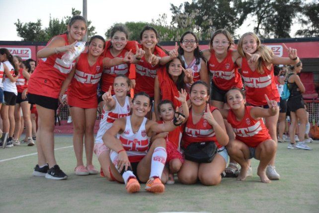 Justina Aspillaga con las infantiles de Talleres. Justina Aspillaga con las infantiles de Talleres.