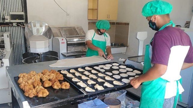 En la panadería tienen una gran clientela y venden toda su producción diaria.