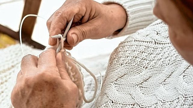 Propuesta. Se organizarán talleres de tejido y se ofrecerá un espacio de encuentro y recreación para las abuelas. Propuesta. Se organizarán talleres de tejido y se ofrecerá un espacio de encuentro y recreación para las abuelas.