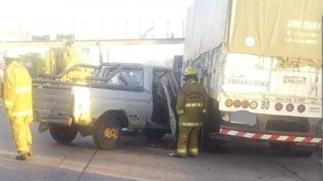 Autovía Artigas: camioneta chocó camión con acoplado que se encontraba estacionado Autovía Artigas: camioneta chocó camión con acoplado que se encontraba estacionado